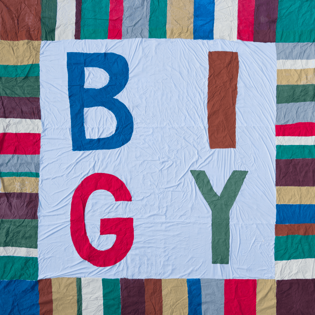 Uprostřed plátna je na bílém podkladu umístěn velký nápis tvořený čtyřmi písmeny – B, I, G, Y – která jsou rozmístěna do čtverce ve dvou sloupcích. Písmeno B je modré, napravo od něj písmeno I hnědé, červené G je pod písmenem B a vedele něj zelené Y. Celý okraj plátna tvoří široký rám z barevných pruhů – střídají se zde odstíny červené, modré, zelené, hnědé, béžové, šedé a bílé a vytváří barevný rám pro nápis i celého plátna. Plátno i použití barev vyznívají hravě a rytmicky.