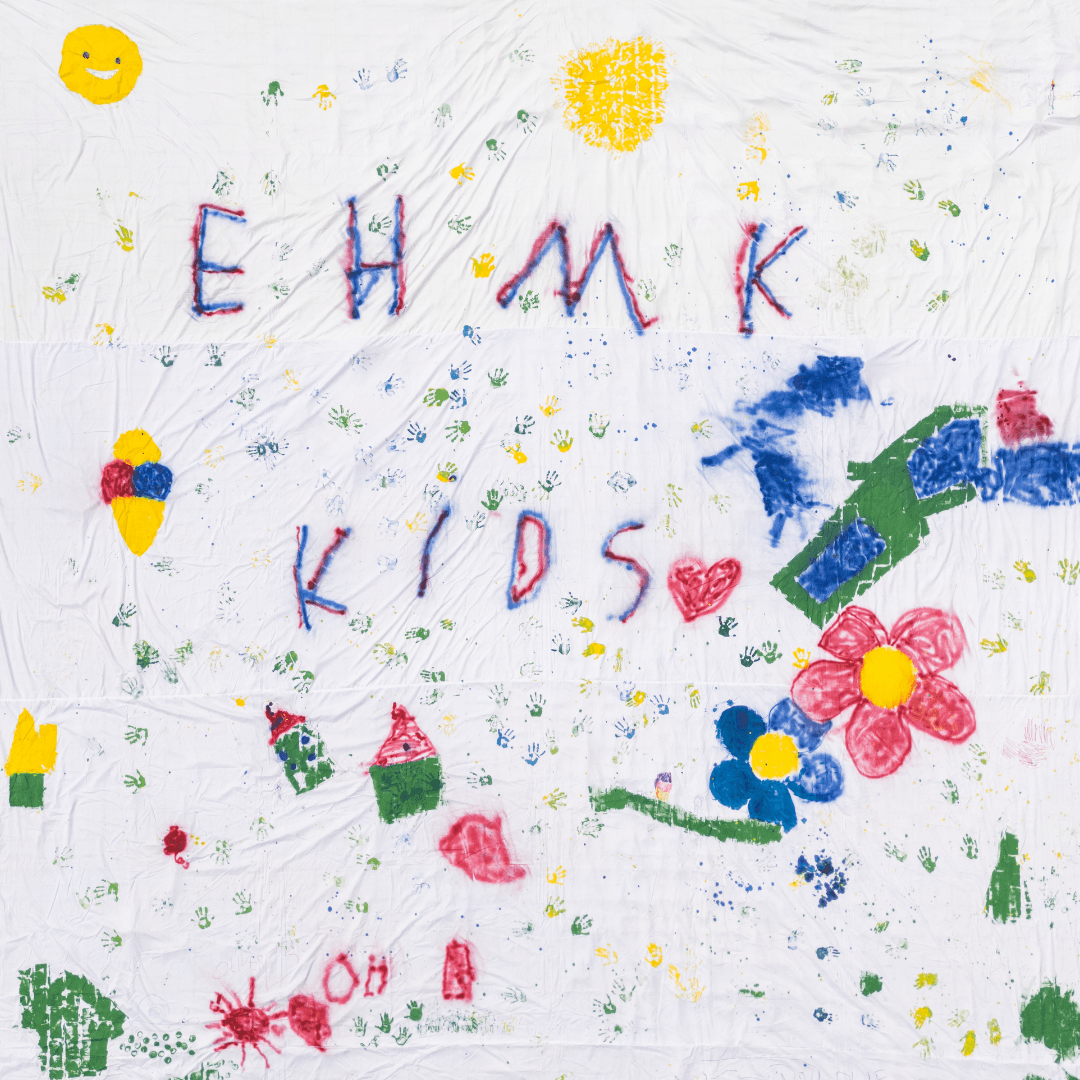 Uprostřed plátna je nápis: EHMK KIDS (EHMK je zkratka pro Evropské hlavní město kultury), tvořený nasprejovanými barevnými písmeny v modré a vínové. Nápis je zakončený červeným srdíčkem. Po celé ploše jsou barevné květiny, domky, balónky, srdíčka, zmrzliny, sluníčka a také dětské otisky rukou a nohou v různých barvách – zelené, modré, žluté, červené. Celé dílo vzniklo pomocí válečků s barvami a sprejů. Děti používaly k tvorbě také chodidla a dlaně, dělaly na plátně hvězdy a různě běhaly.