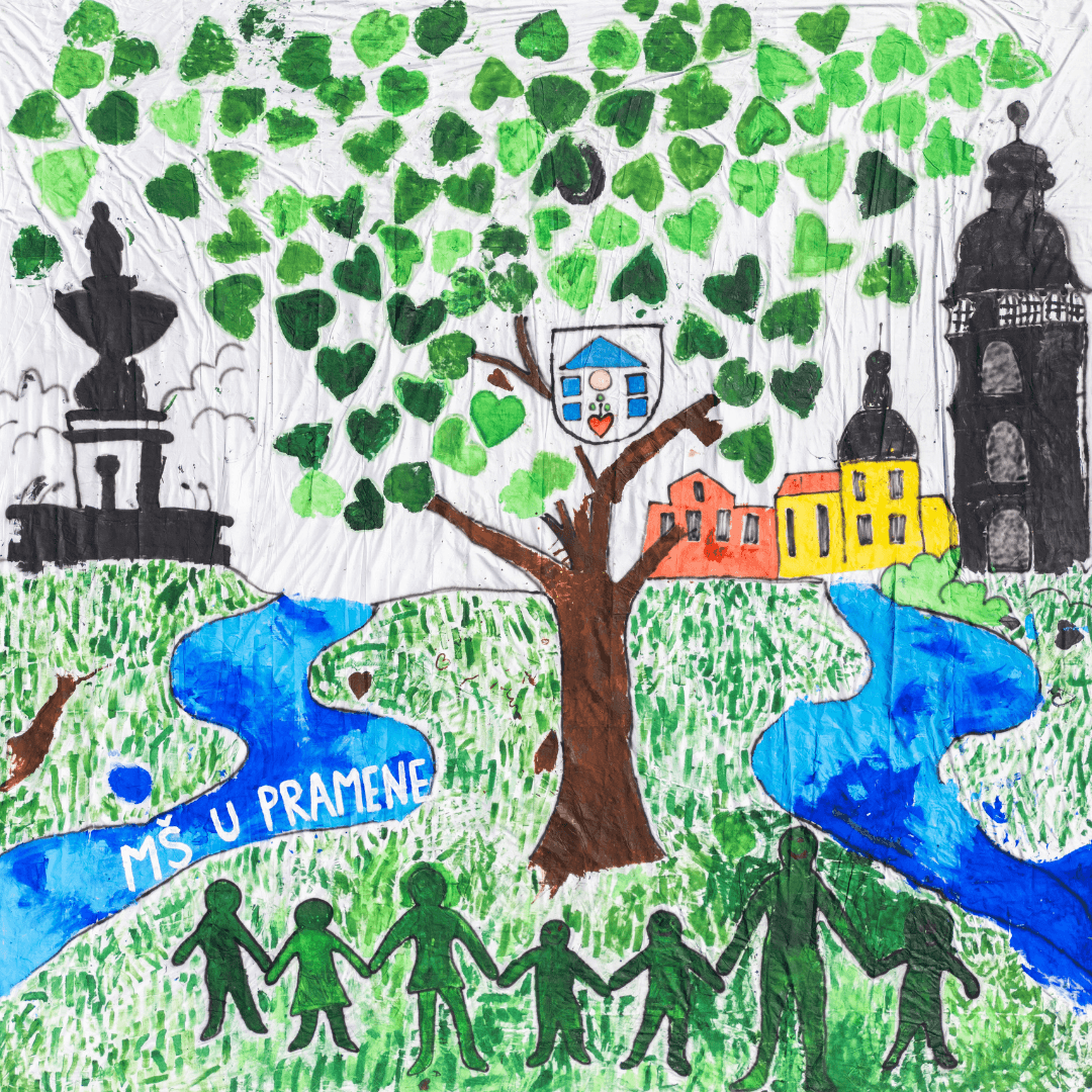 Plátno znázorňuje krajinu s dominantním stromem uprostřed, jehož korunu tvoří tmavě a světle zelené listy ve tvaru srdce. Na kmeni je zavěšený znak se schematickým znázorněním modrého domu a srdíčkem. Pod stromem se z obou stran vine modrá řeka, v její levé části je bílý nápis MŠ U PRAMENE. Pod stromem stojí postavičky dětí i dospělých, držící se za ruce a tvořící řetěz napříč spodní částí obrazu. Postavy jsou vyvedeny v jednotné tmavší zelené barvě s černou obrysovou konturou. Po levé a pravé straně obrazu jsou v úrovni koruny stromu černé siluety dvou známých budějovických staveb – vlevo Samsonova kašna, vpravo Černá věž, velde níž stojí dvě další historické budovy ve výrazné žluté a červené barvě.