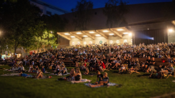 The packed auditorium and lawn of the Háječek Summer Cinema during an evening program.